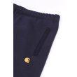 Heren Bermuda Carhartt WIP CHASE SWEAT SHORT.DARK NAVY / GOLD. Direct leverbaar uit de webshop van www.vipshop.nl/.